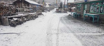 हिमाली जिल्लामा हिमपात : हवाईदेखि सडक सेवा अवरुद्ध, बाली सप्रिने आशामा किसान खुसी